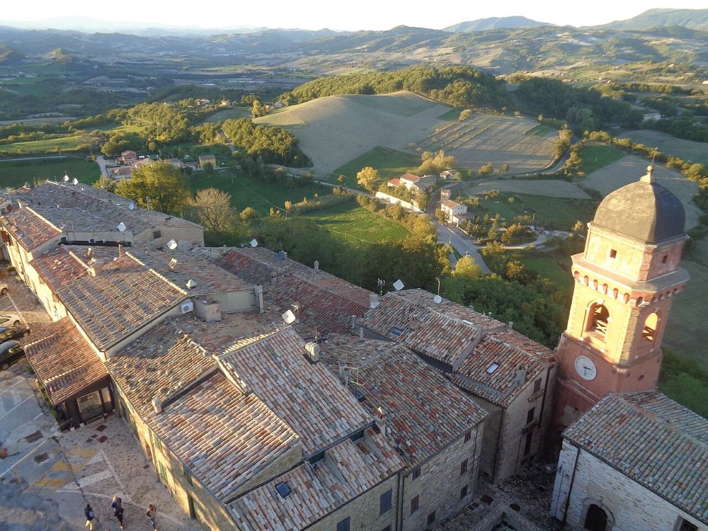 Frontone, il panorama dal Castello Della Porta @ Wikimedia