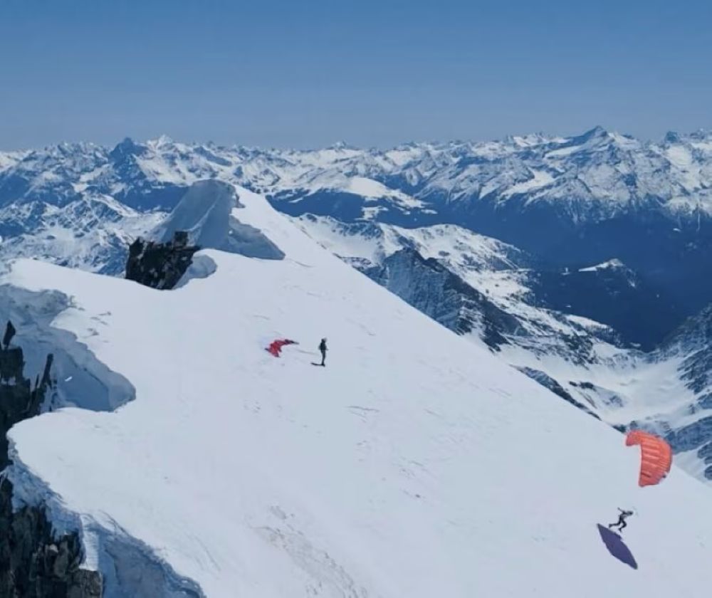 Il decollo dalla vetta delle Grandes Jorasses verso Chamonix, ultima tappa della trilogia. Foto di Benjamin Vedrines