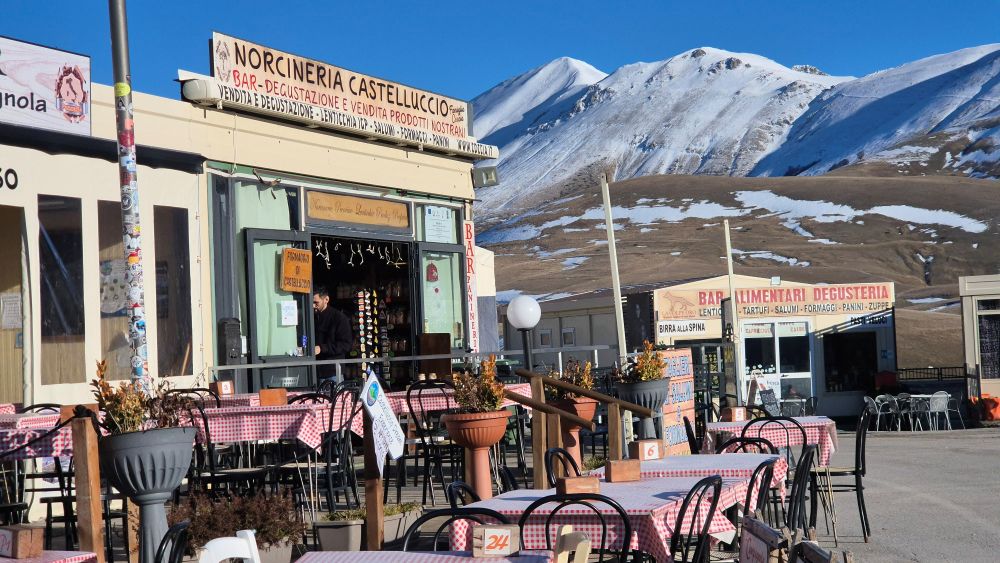 Le botteghe di Castelluccio, foto Stefano Ardito