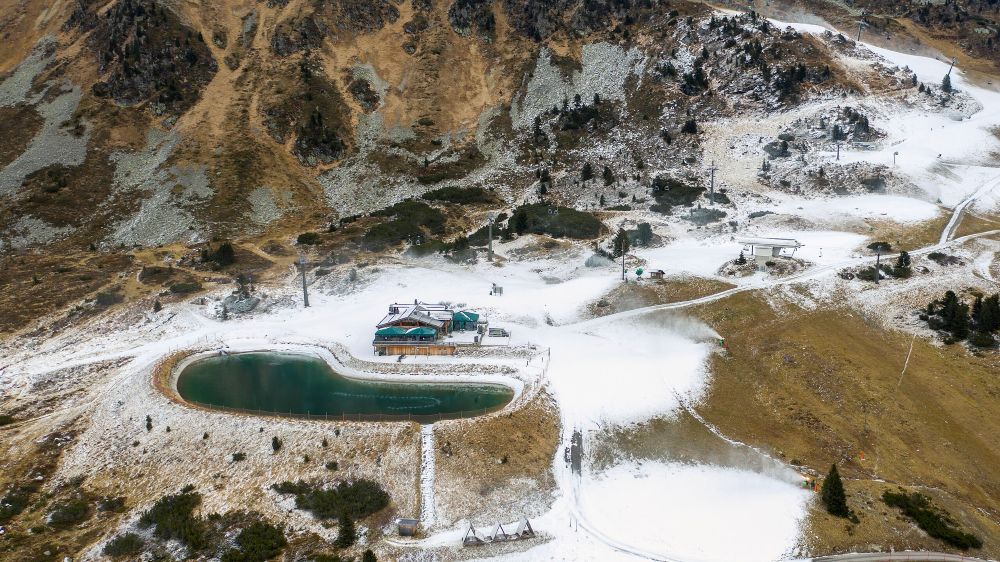 Neve programmata e invasi artificiali per alimentare i cannoni @ Wikipedia