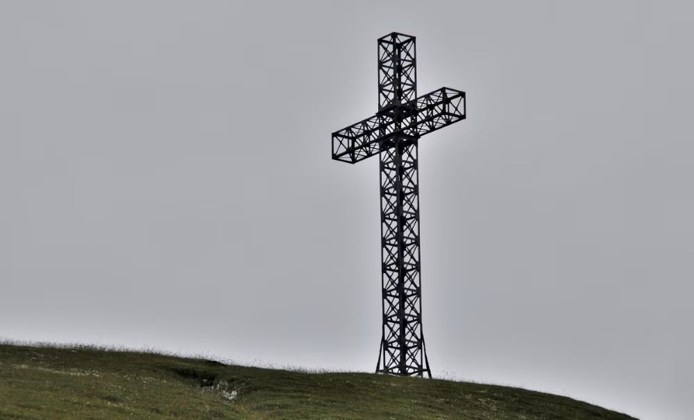 La croce di vetta del Monte Catria. Foto Stefano Ardito