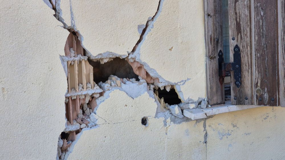 Muri del rifugio di Colle Le Cese, foto Stefano Ardito