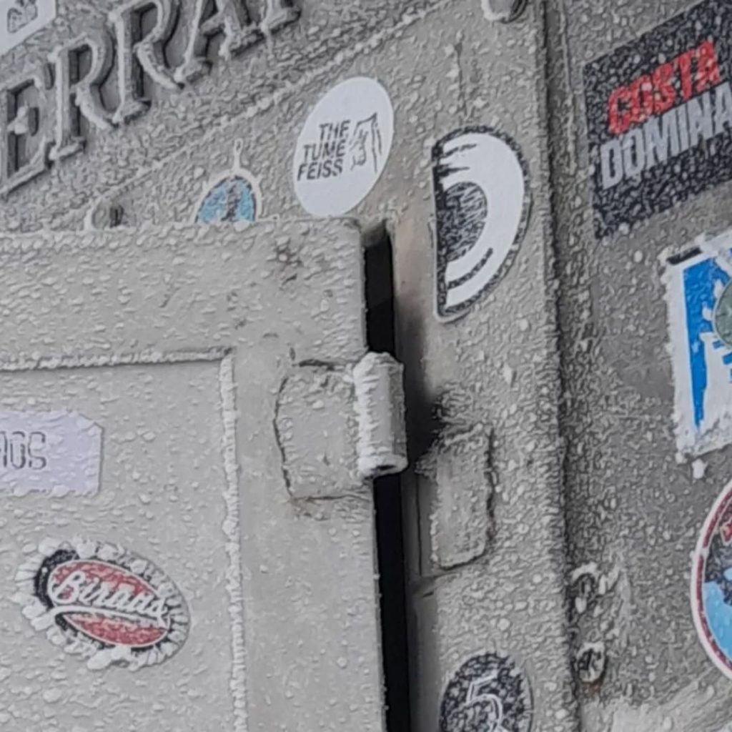 Un dettaglio della porta danneggiata. Foto Fb Silvano Arrigoni