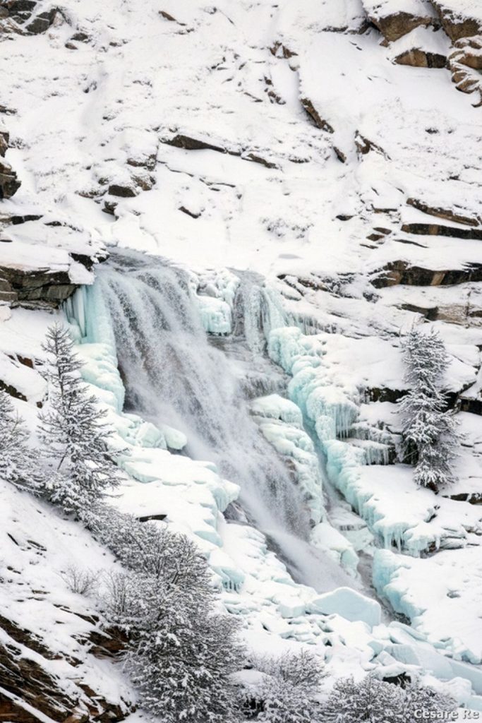 Una cascata gelata accanto al tracciato. Foto Cesare Re