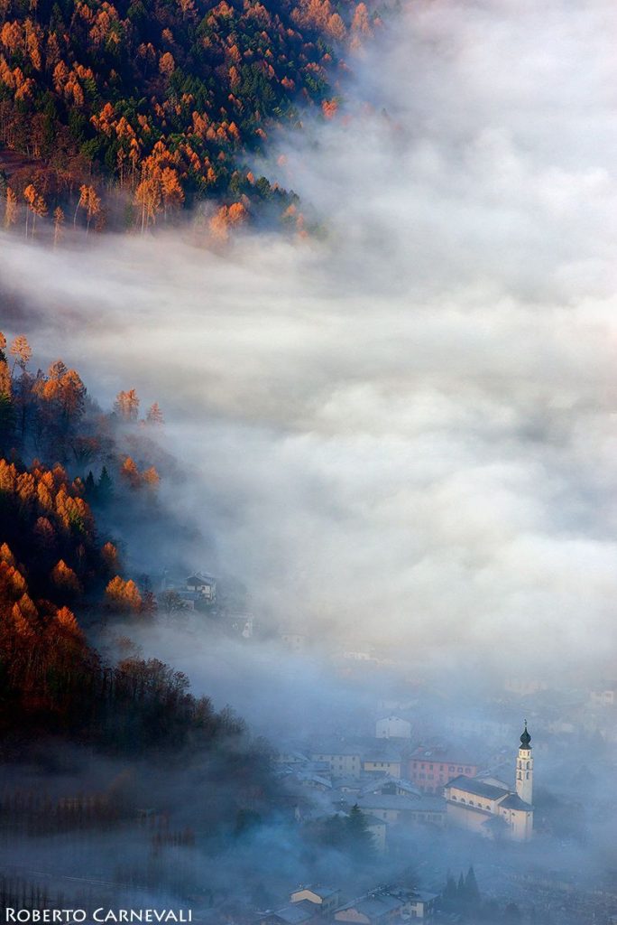 Verso la Valsugana avvolta dalle nuvole. Foto Roberto Carnevali