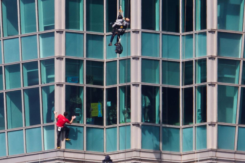 Honnold e i cartelli di sostegno del pubblico @ ANSA