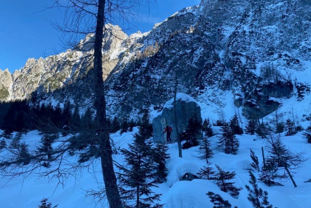 Alla base della Strugova, sullo sfondo le Ponze. Foto Melania Lunazzi