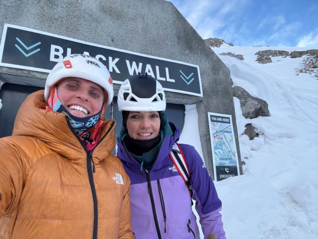 Fay Manners e Melanie Grünwald dopo la salita