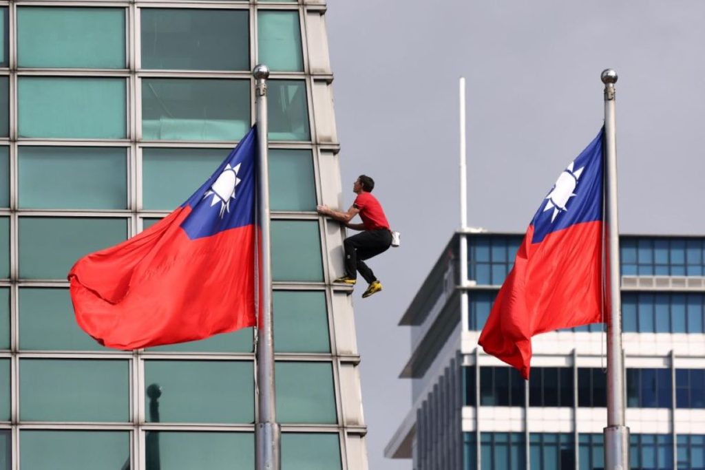 Honnold durante la scalata sul Taipei 101 @ ANSA