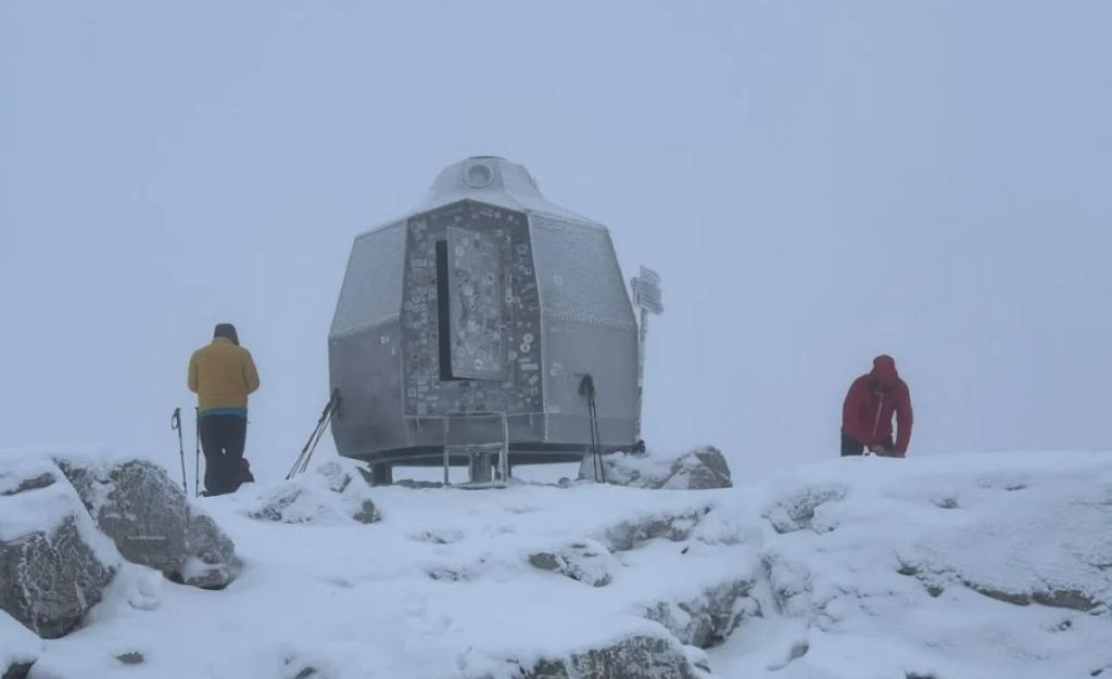 Il Bivacco Ferrario, sulla vetta della Grigna Meridionale. Foto FB Silvano Arrigoni