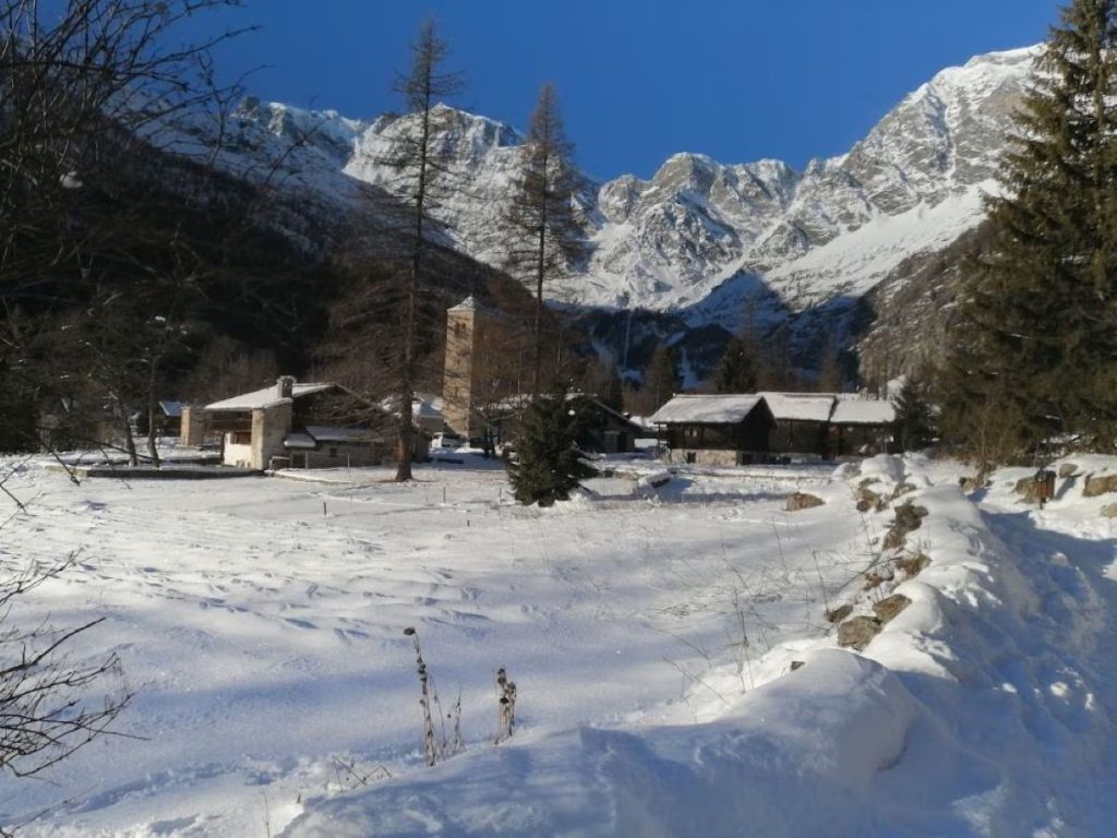 Il Dorf di Macugnaga con la Chiesa Vecchia. Foto Ettore Pettinaroli