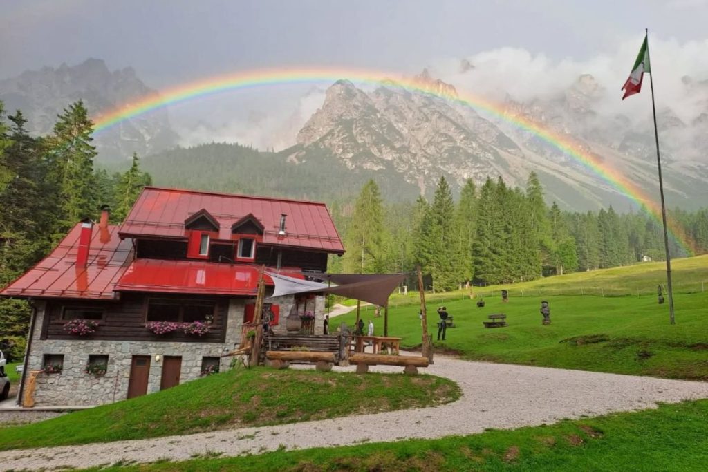 Il Rifugio Padova, nel territorio di Domegge di Cadore. Foto FB Rifugio Padova