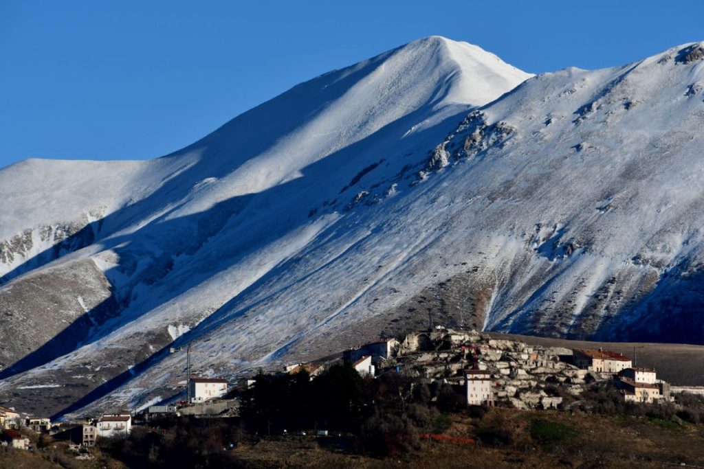 Il cantiere di Castelluccio e il Monte Porche, foto Stefano Ardito