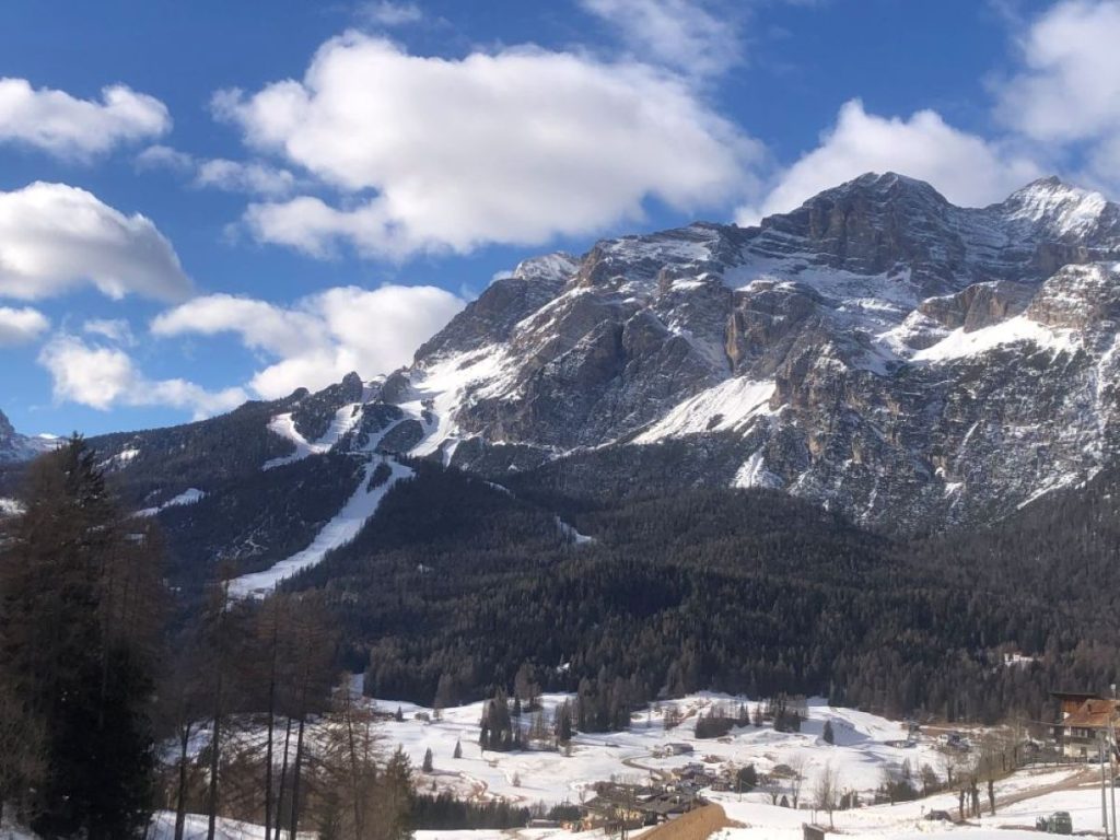 Il panorama lungo l'itinerario per il rifugio Mietres. Foto Massimo Spampani