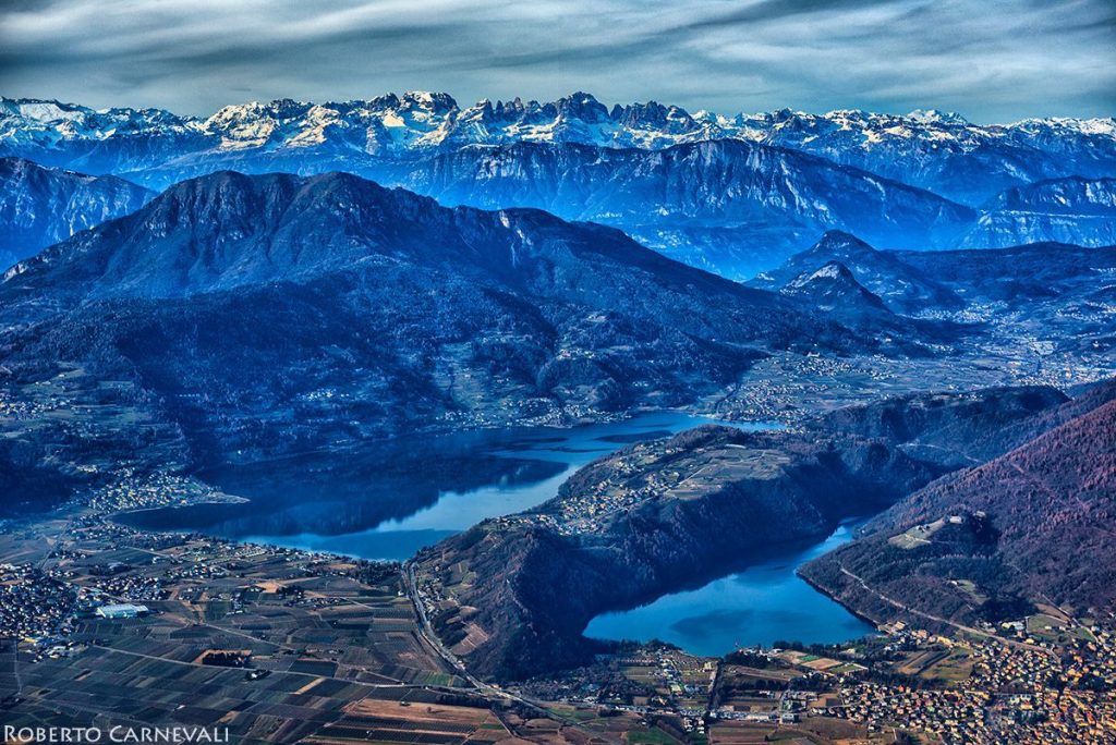 Il panorama sui laghi di Levico e Caldonazzo. Sullo sfondo le Dolomiti di Brenta. Foto Roberto Carnevali
