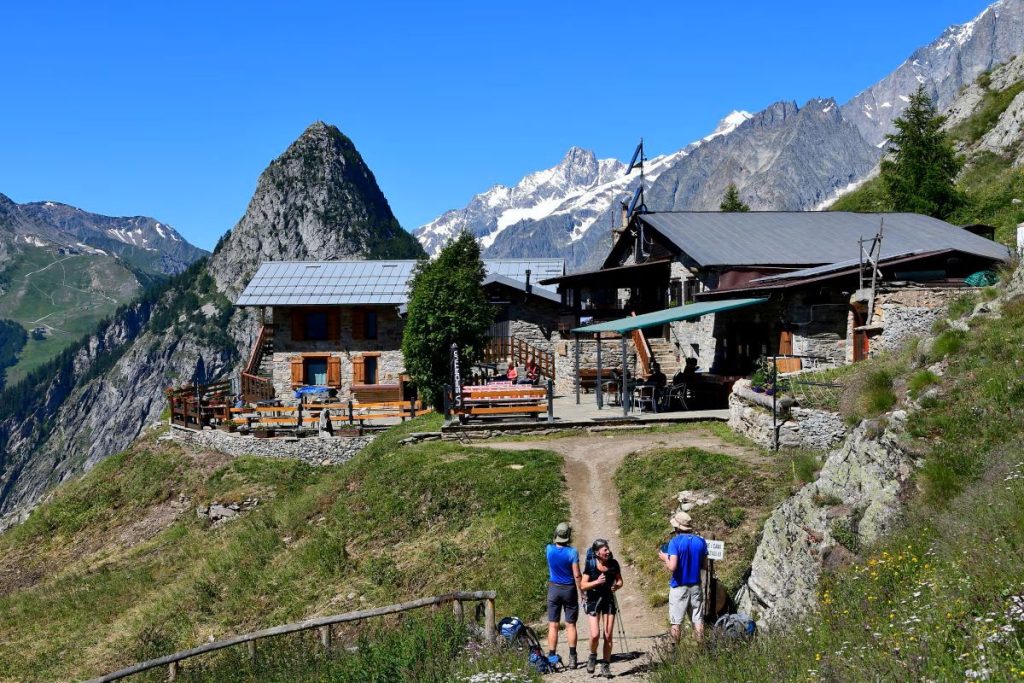 Il rifugio Bertone sopra Courmayeur. Foto Stefano Ardito