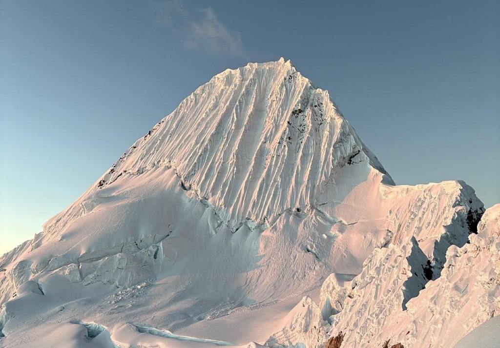 L'Alpamayo, la più conosciuta e affascinante montagna peruviana @ Wikipedia