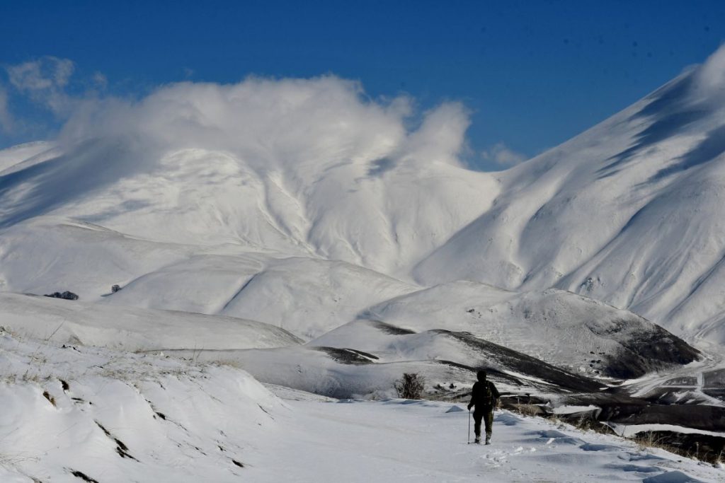 La vista scendendo dal Colle della Croce. Foto Stefano Ardito