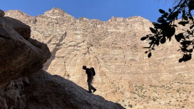 Qui la roccia non si nasconde, il clima arido ha spogliato tutto, non c'è vegetazione a ingannare lo sguardo (foto M. Comi)