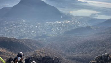 Salendo la cresta OSA al Moregallo. Sullo sfondo il Monte Barro, il lago di Pusiano e il lago di'Annone (foto M. Comi)