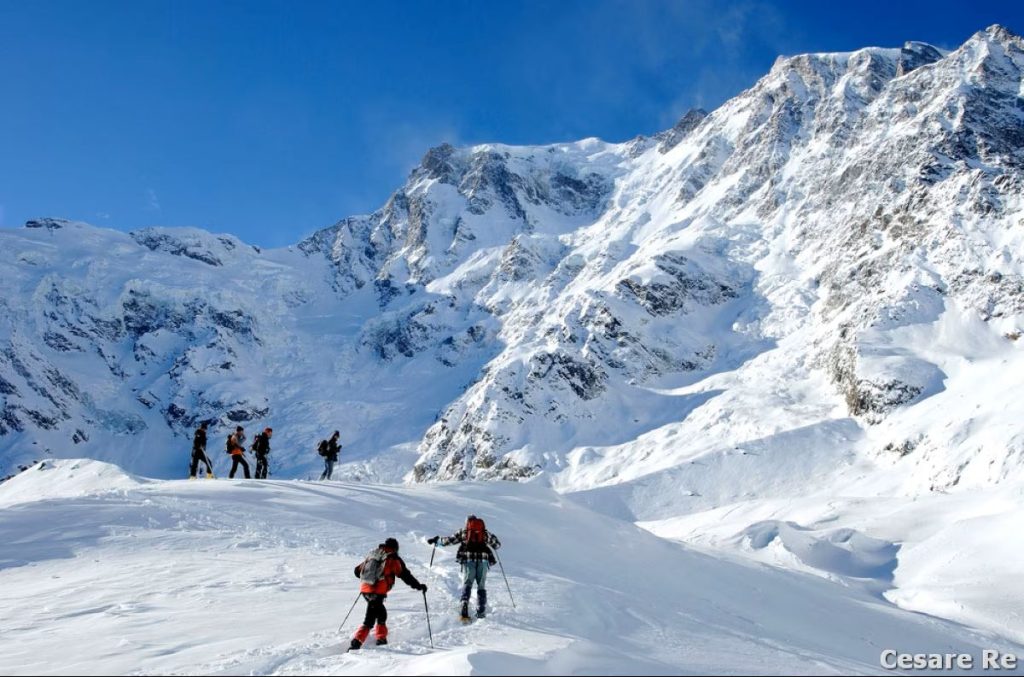 Sulla morena del Ghiacciaio del Belvedere ai piedi della parete Est del Monte Rosa. Foto Cesare Re