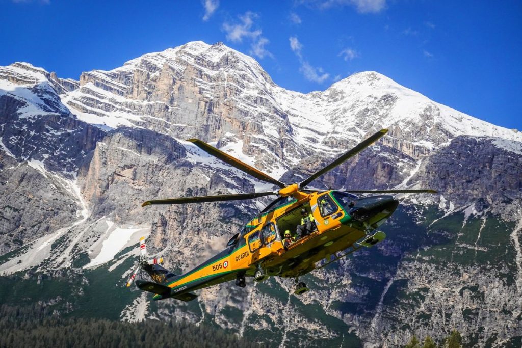 Un elicottero della Guardia di Finanza impegnato in un'operazione di soccorso. Foto FB Guardia di Finanza