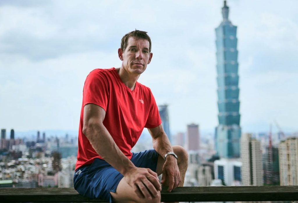 Alex Honnold, alle sue spalle il Taipei 101 @ Netflix