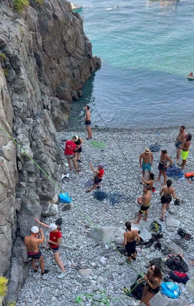 Climber in azione sulla nuova falesia di Cala Janculla, in Calabria