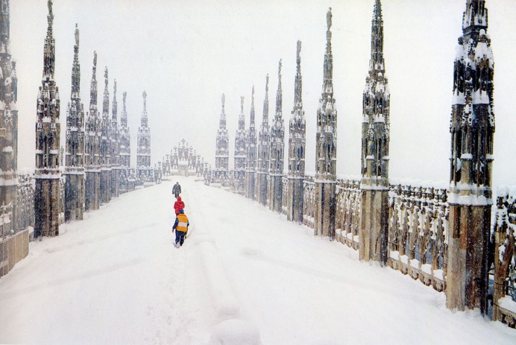 Neve sulle guglie del Duomo di Milano. Foto Mario De Biasi