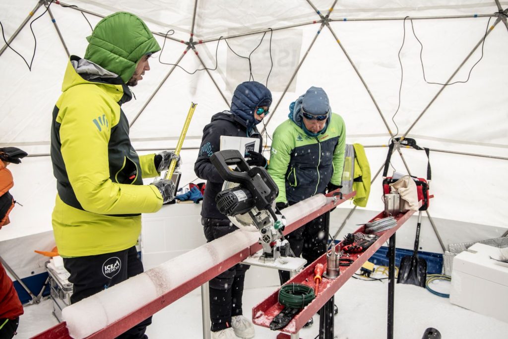 Una carota di ghiaccio appena estratta sul Grand Combin