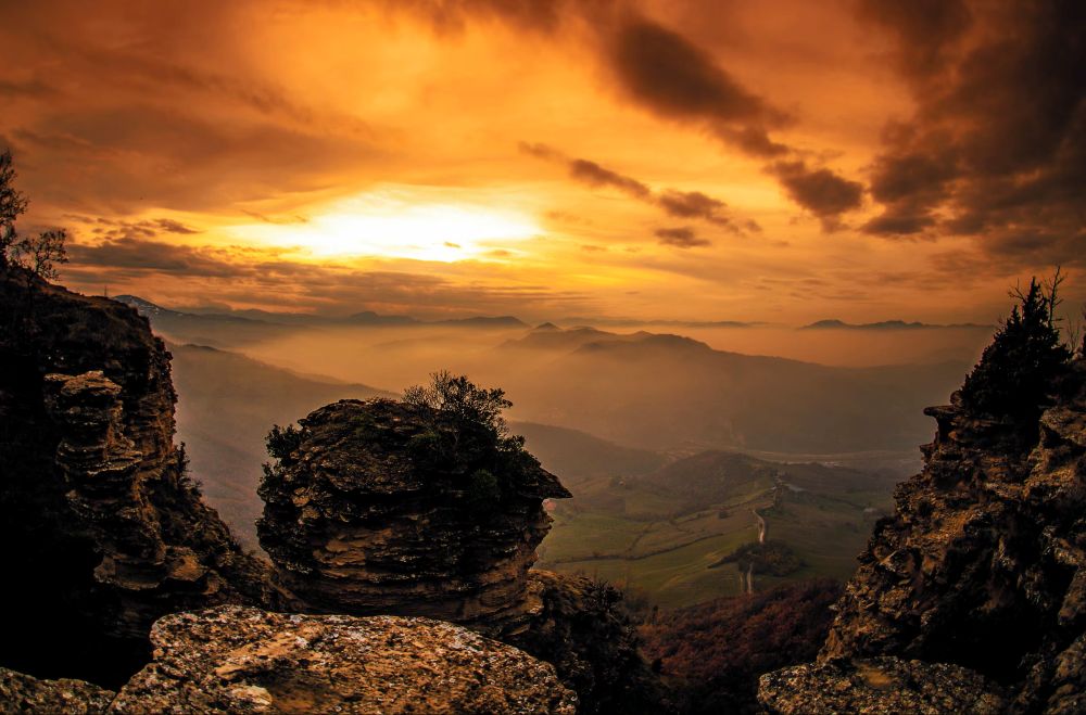 02 La Via degli Dei passa attorno al monte Adone, un insolito e maestoso bastione naturale di pareti arenacee e pinnacoli rocciosi plasmati dal vento. @ Archivio Ente Parchi Emilia Orientale - Daria Victorini