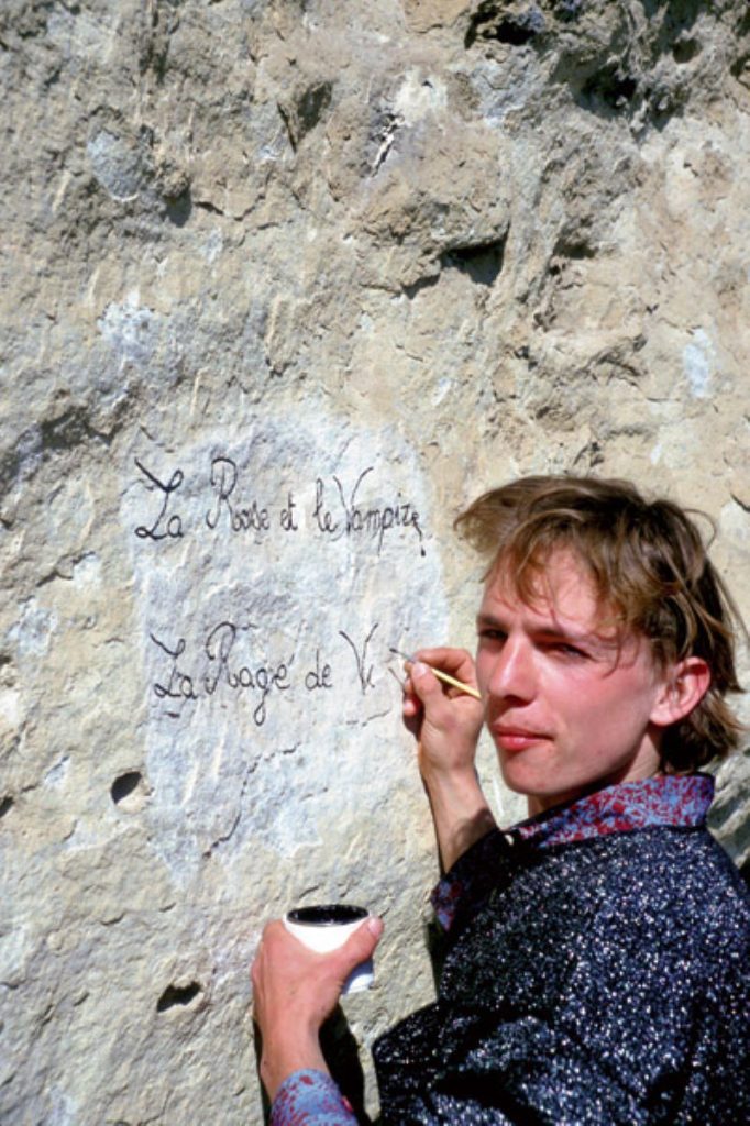 Le Menestrel dipinge la famosa scritta alla base di La Rose et le Vampire @ wwwbarabbescom