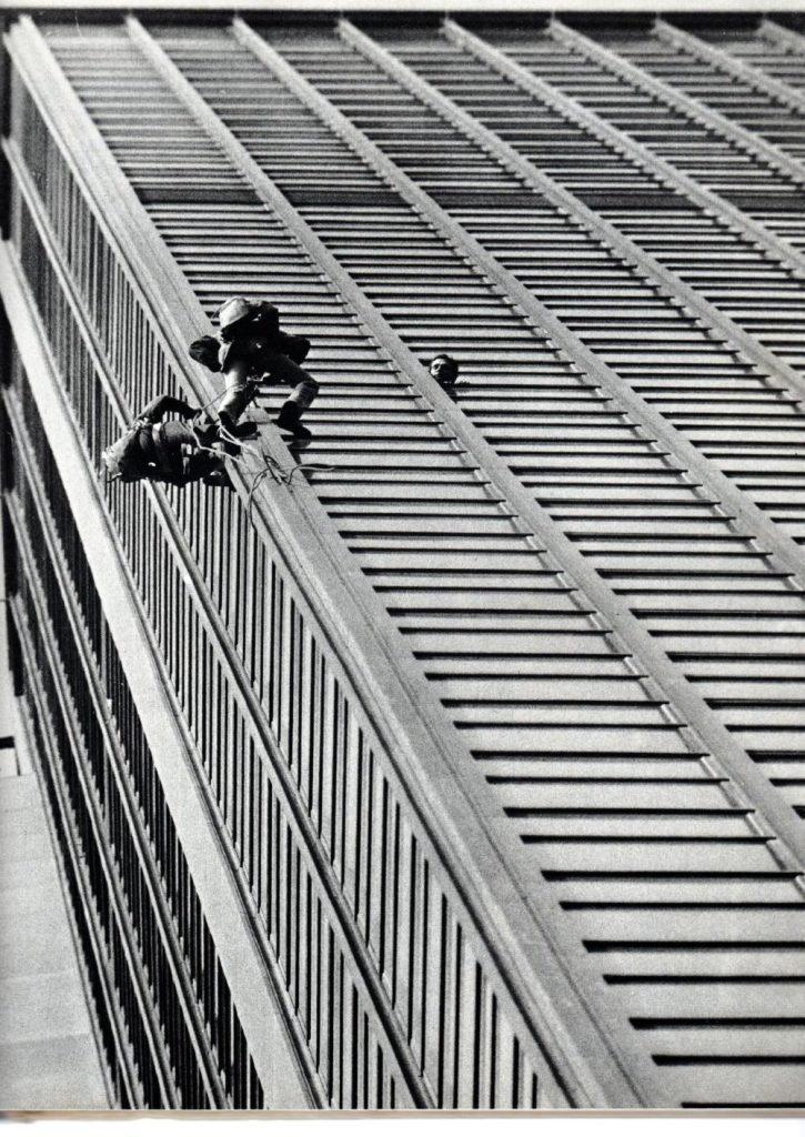 Jean-Claude Droyer scala la Tour de Montparnasse a Parigi nel 1975