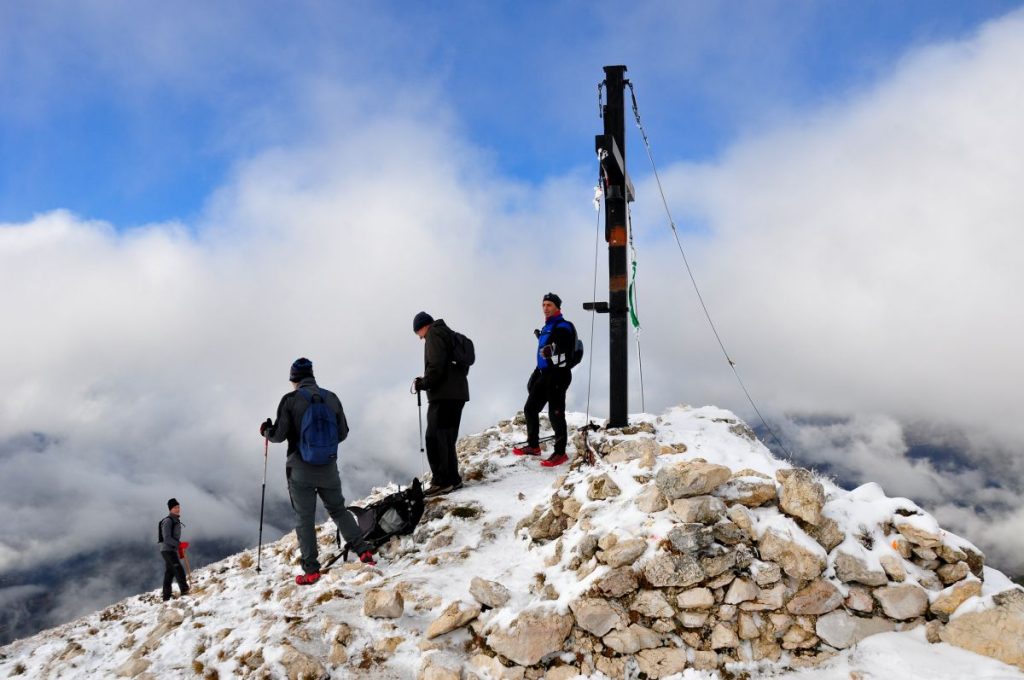 Serra di Celano, escursionisti sulla vetta, foto Stefano Ardito (1)