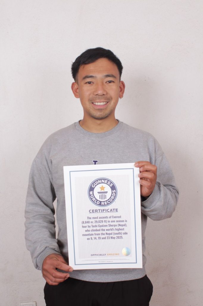 Tashi Gyaltzen con il certificato del Guinness dei primati