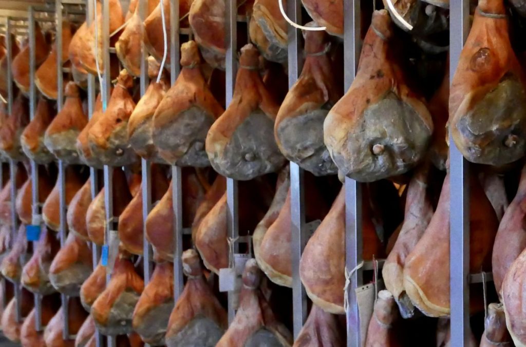 Il celebre prosciutto crudo affumicato di Sauris. Foto Stefano Ardito