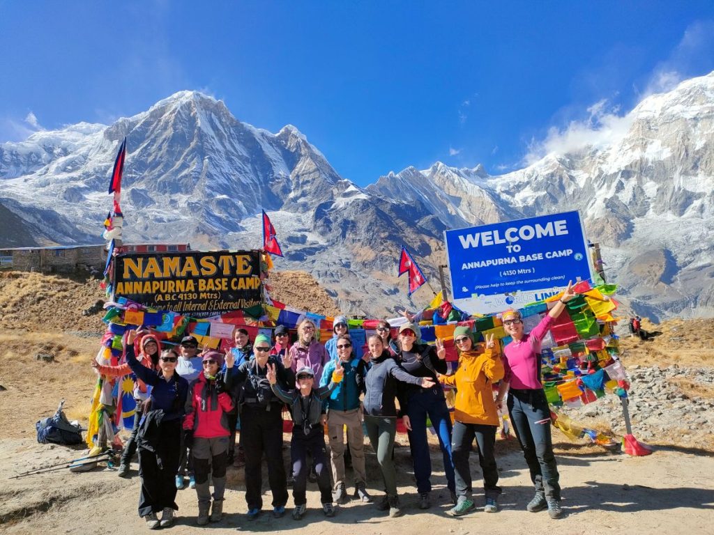Bionde in vetta al campo base dell'Annapurna