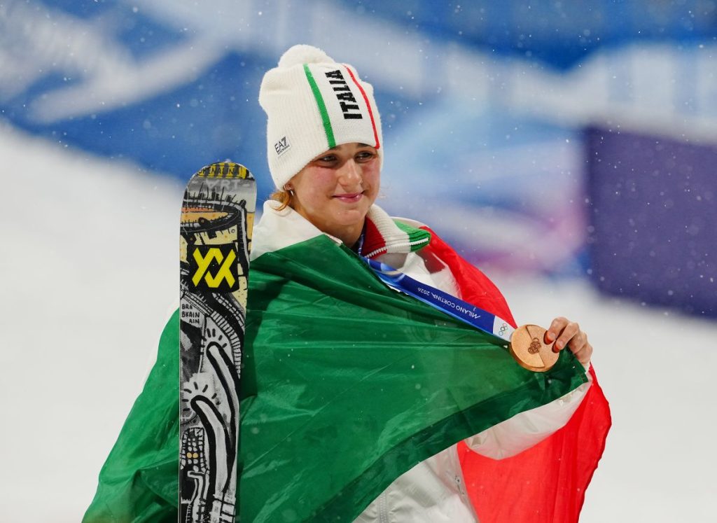 Flora Tabanelli mostra la medaglia di bronzo conquistata ieri a Livigno @ ANSA