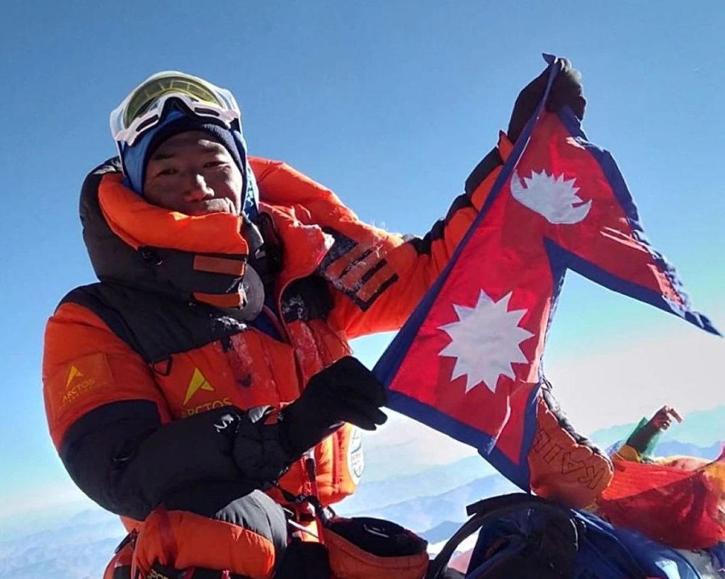 Kami Rita Sherpa sulla vetta dell'Everest dove è giunto per ben 31 volte