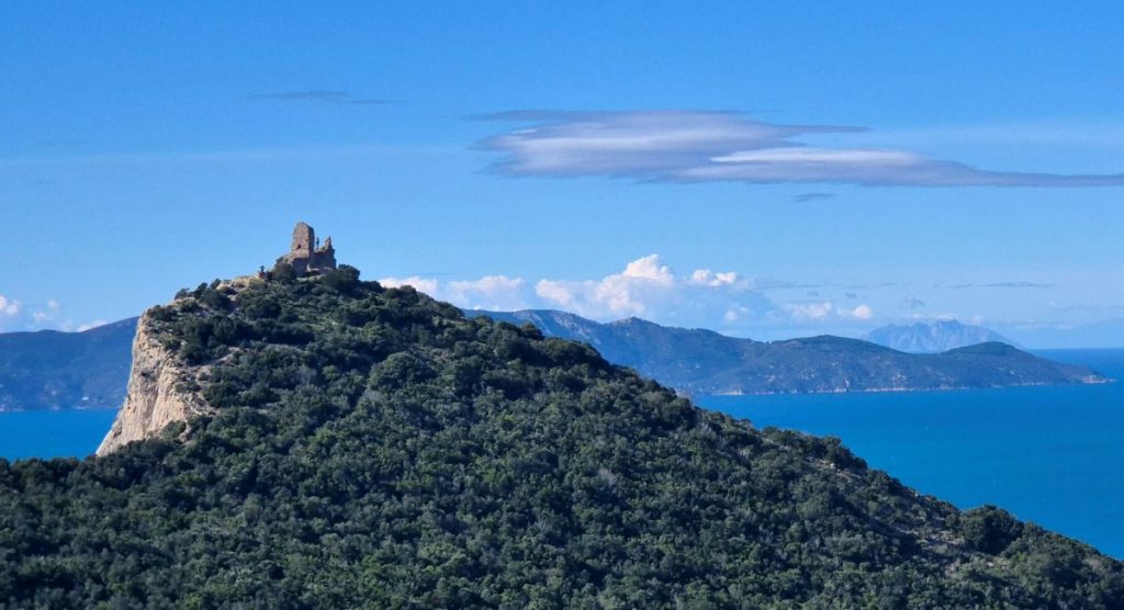 La Torre Capo d'Uomo e l'Isola del Giglio, foto Stefano Ardito