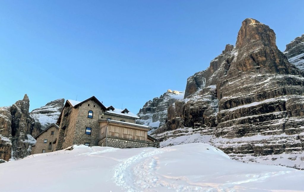 L'arrivo al Rifugio Tuckett nelle Dolomiti di Brenta. Foto Nicola Tiozzo