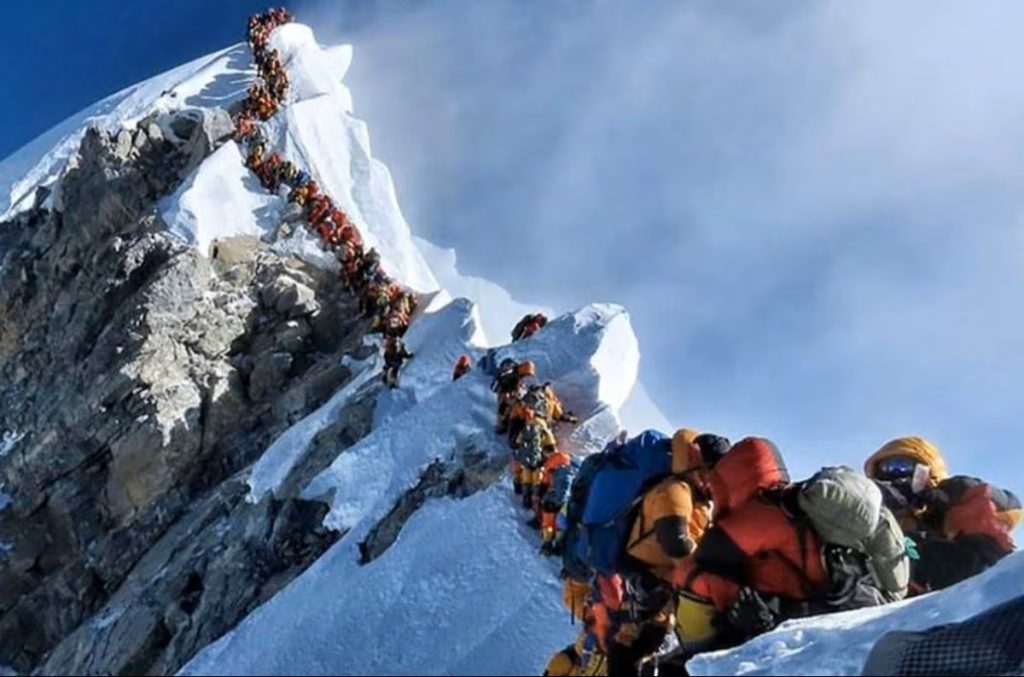 Per mettersi in coda sull'Everest bisognerà pagare un permesso di 15.000 dollari ed avere salito un 7.000 nepalese @ Foto FB Nirmal Purja