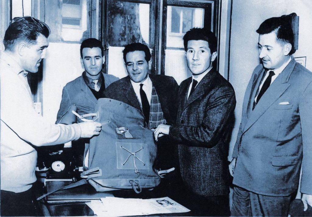 Walter Bonatti mostra lo zaino realizzato con Millet