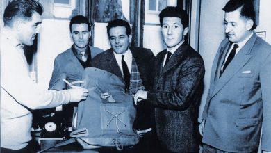 Walter Bonatti mostra lo zaino realizzato con Millet