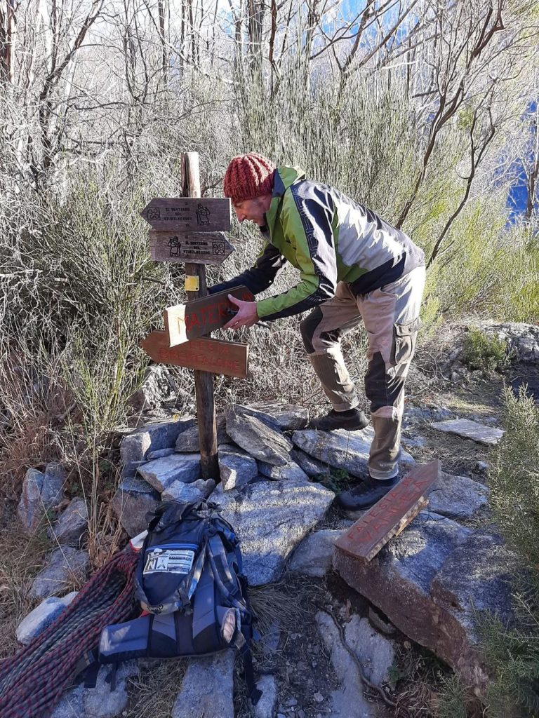 La segnaletica viene frequentemente curata e migliorata dai volontari