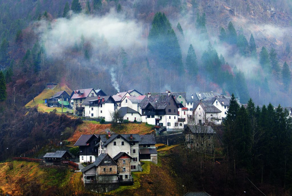 Friuli Venezia Giulia - Carnia - Val Pesarina - Veduta del borgo di Pradumbli