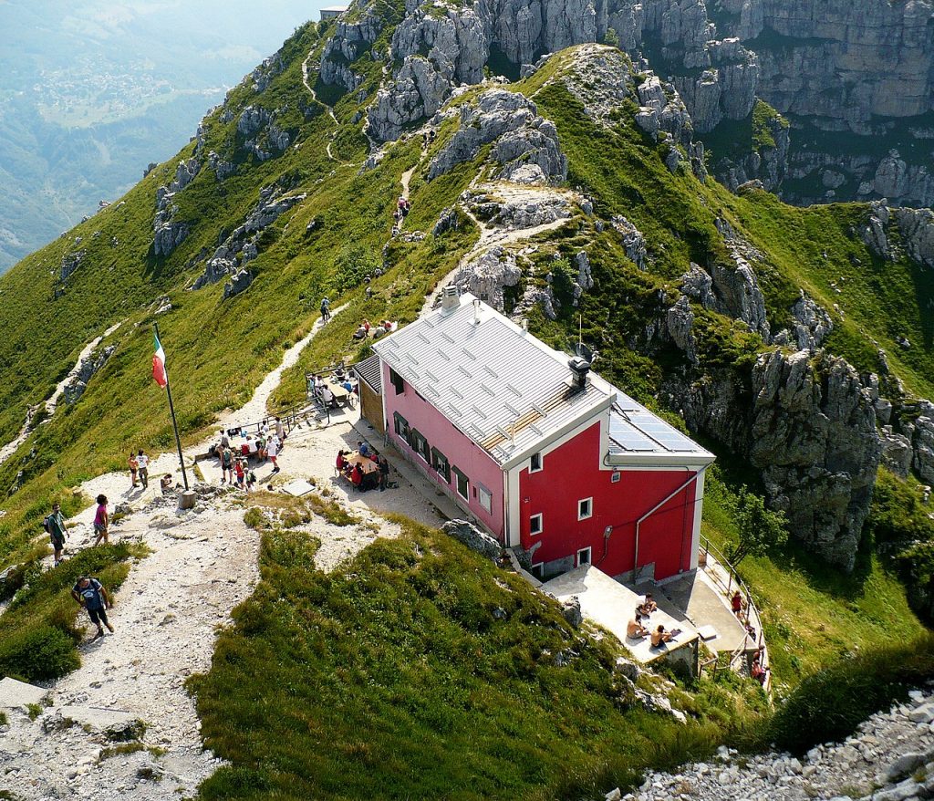 Rifugio Azzoni - Foto MatthewGhera - Wikimedia Commons, CC BY 3.0