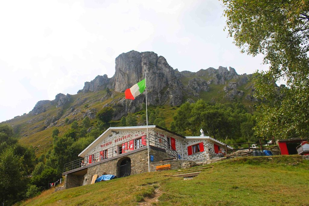 Rifugio Menaggio - Foto Benreis at wikivoyage shared - Wikimedia Commons, CC BY-SA 3.0