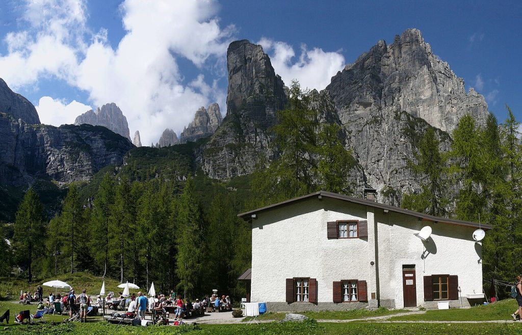Rifugio Selvata - Foto Llorenzi - Wikimedia Commons, CC BY-SA 3.0