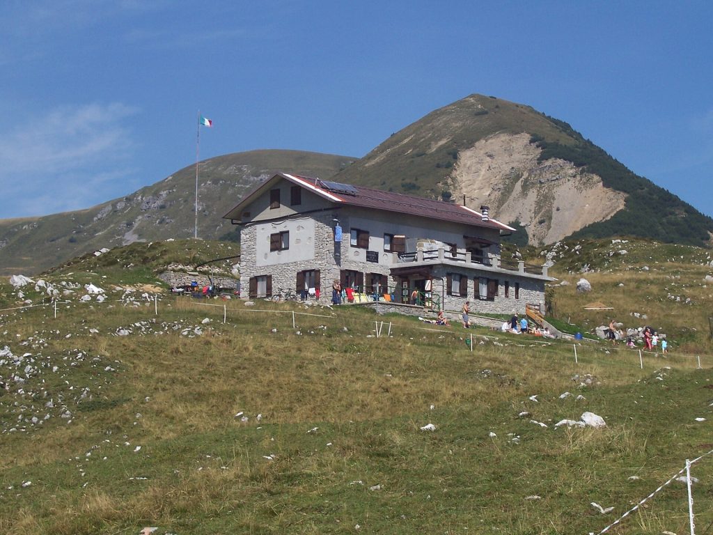 Rifugio Gherardi - Foto Marco Fleming - Wikimedia Commons, Public Domain